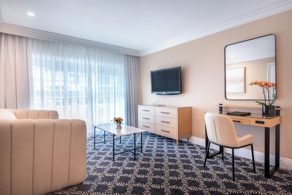 undefined Beverly Hills Plaza Hotel & Spa 9