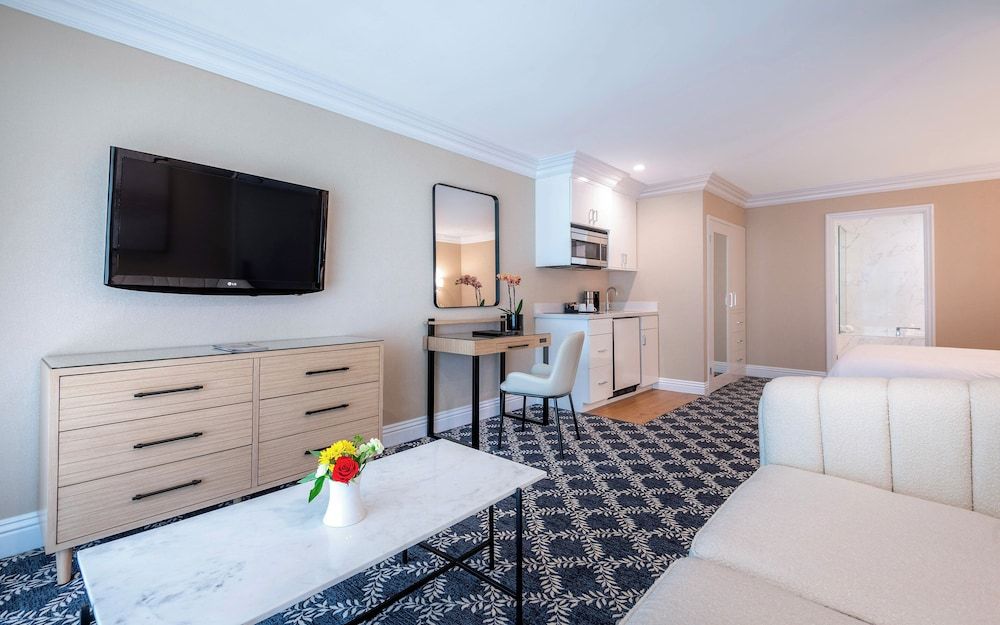 undefined Beverly Hills Plaza Hotel & Spa 10