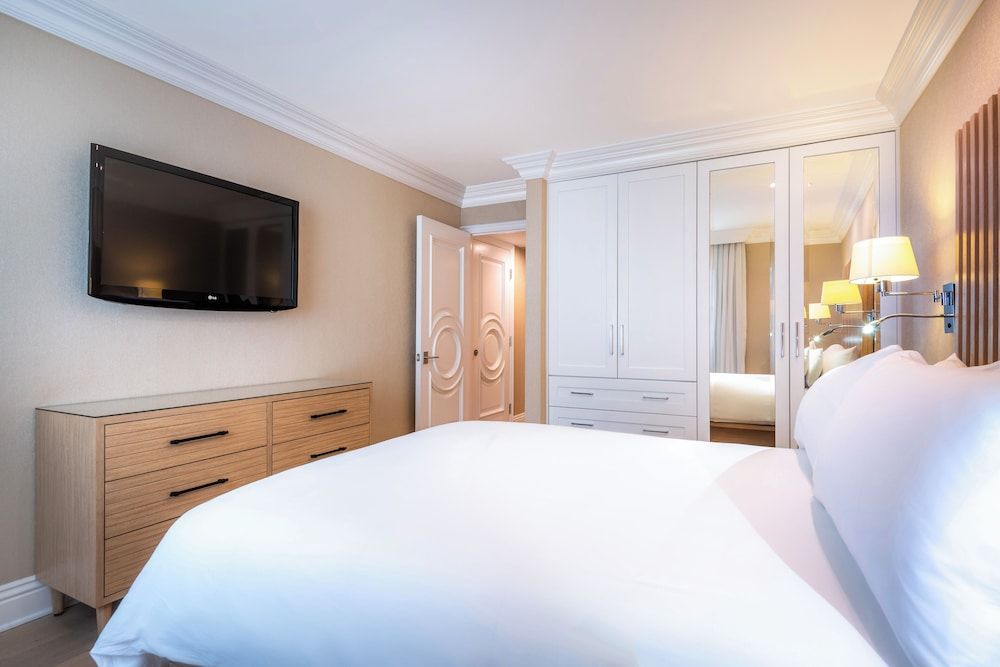 Beverly Hills Plaza Hotel & Spa Executive Suite, 1 Queen Bed (Staircase Accessible Only) 2