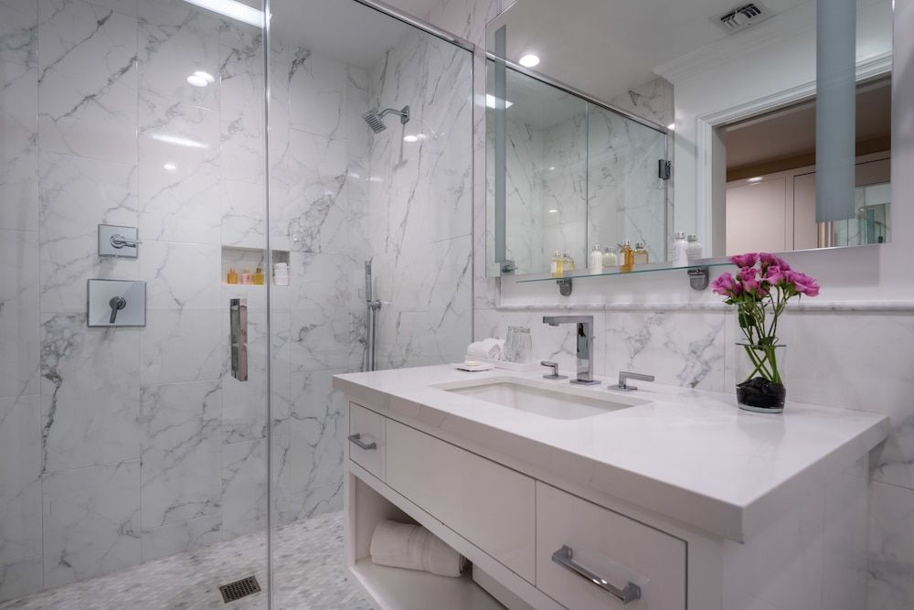 Beverly Hills Plaza Hotel & Spa Executive Suite, 1 Queen Bed (Staircase Accessible Only) 3