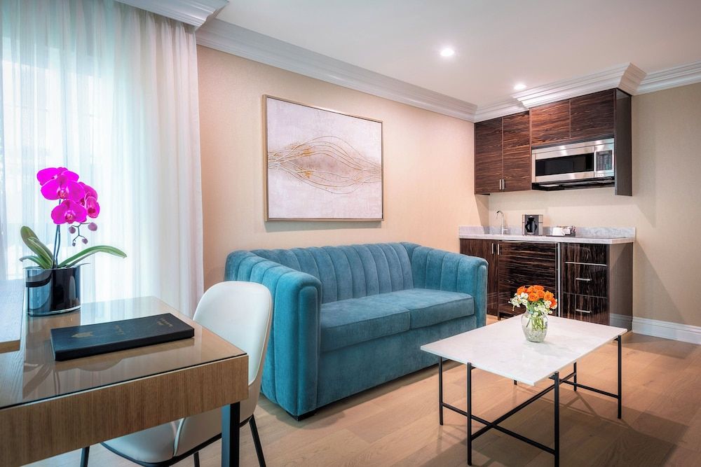 Beverly Hills Plaza Hotel & Spa Executive Suite, 1 Queen Bed (Staircase Accessible Only) 4