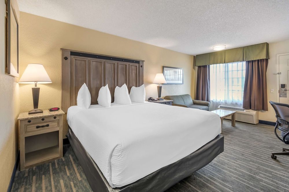 Best Western Americana Inn Standard Room, 1 King Bed, Non Smoking, Refrigerator & Microwave 3