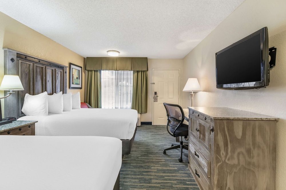 Best Western Americana Inn Standard Room, 2 Queen Beds, Accessible, Bathtub 4