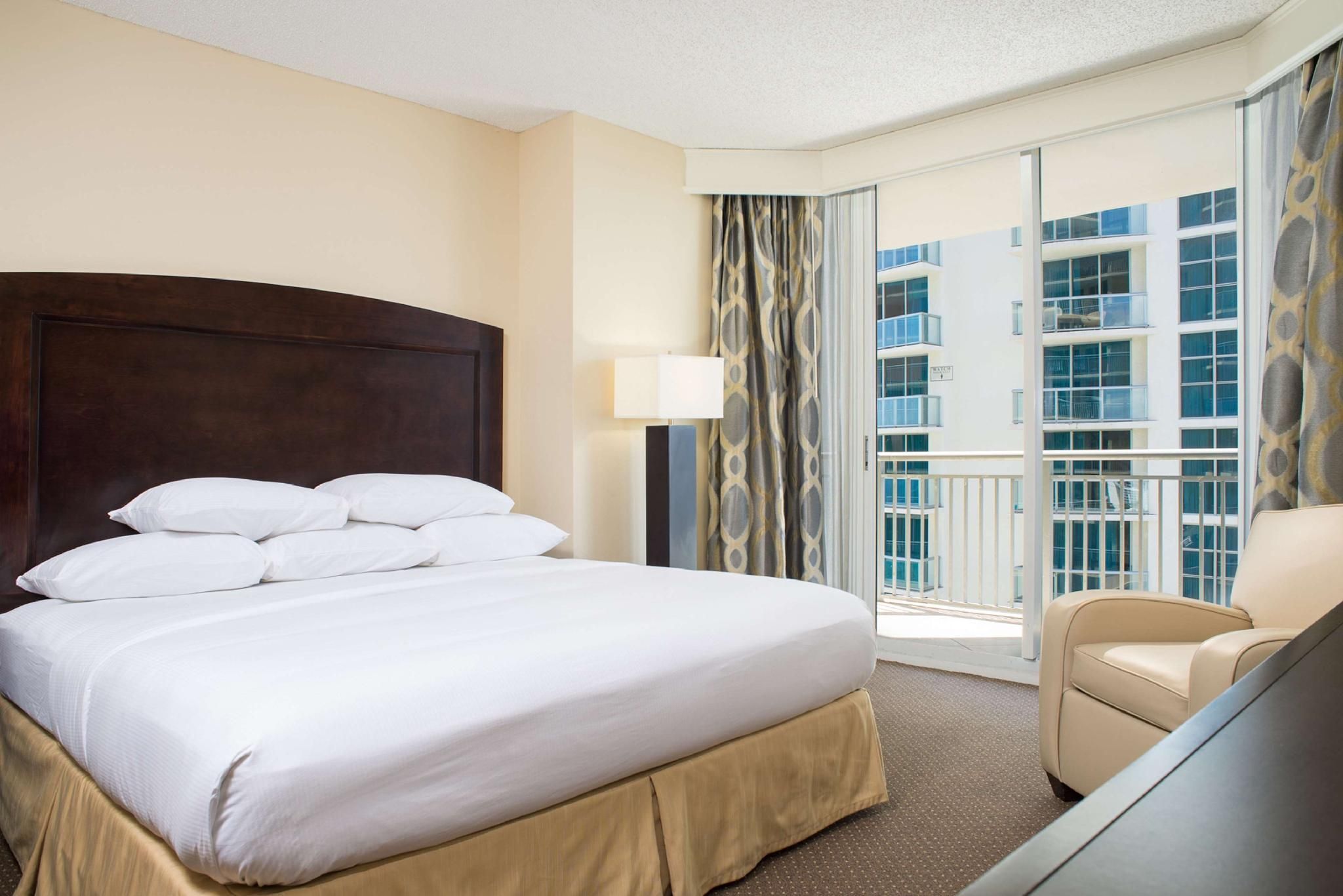 1 King 1 Bdrm Suite Partial Ocean View Balcony