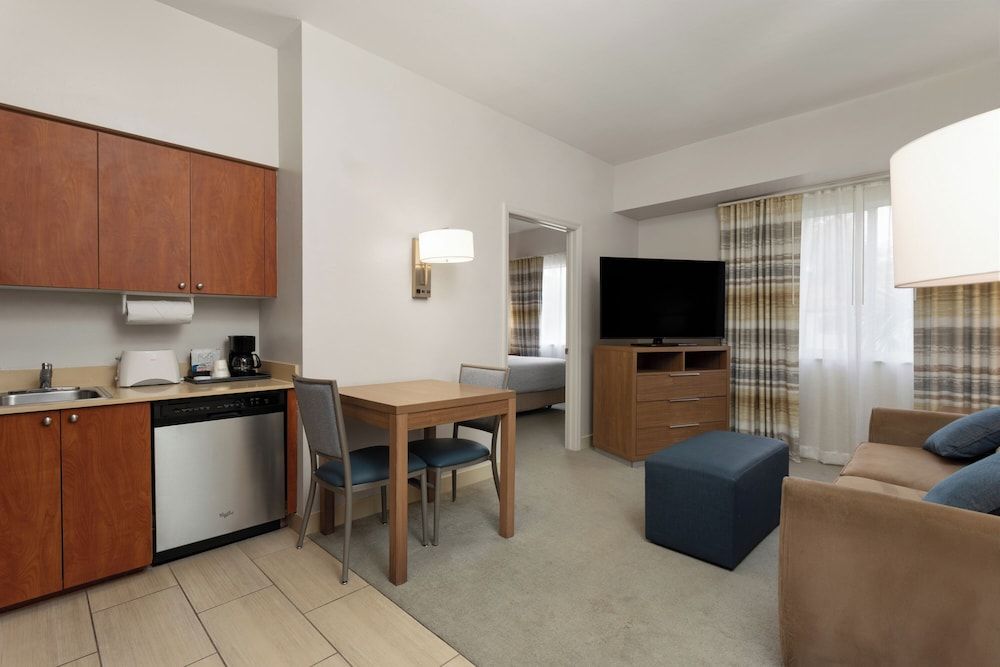 Room, 1 King Bed, Mobility Accessible, Non Smoking (Bathtub w/ Grab Bars, Pool View)