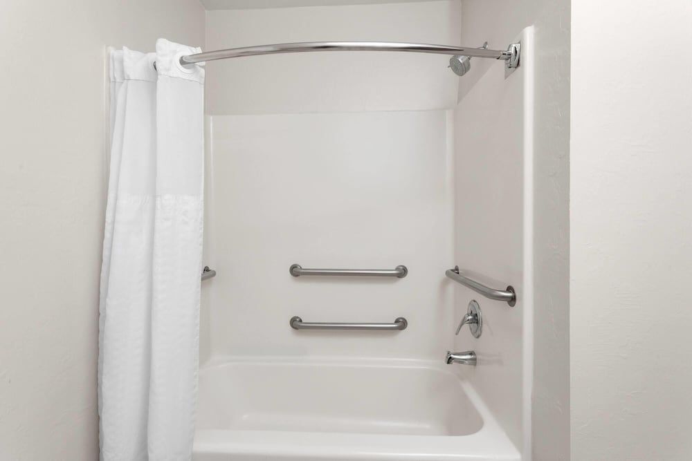 Room, 1 King Bed, Mobility Accessible, Non Smoking (Bathtub w/ Grab Bars, Pool View)