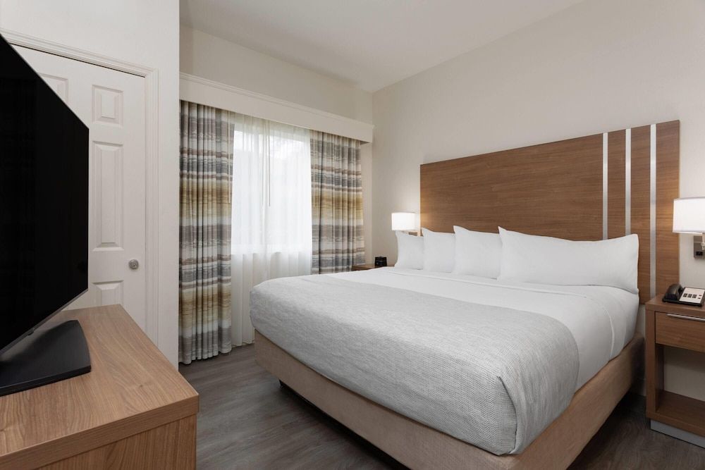 Suite, 1 King Bed, Non Smoking (Walk-in Shower)