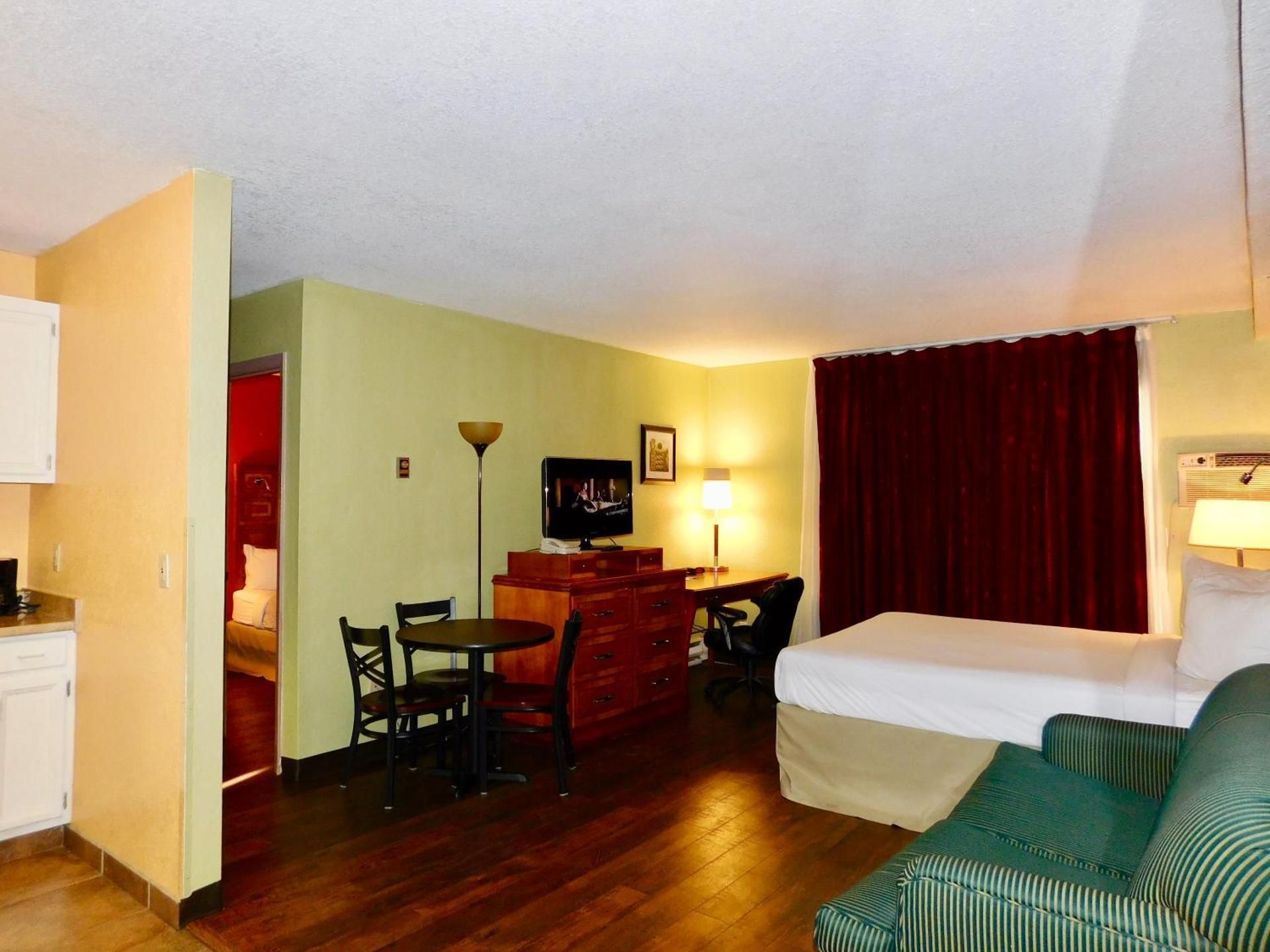 Deluxe One-Bedroom Queen Suite with Two Queen Beds with Kitchen