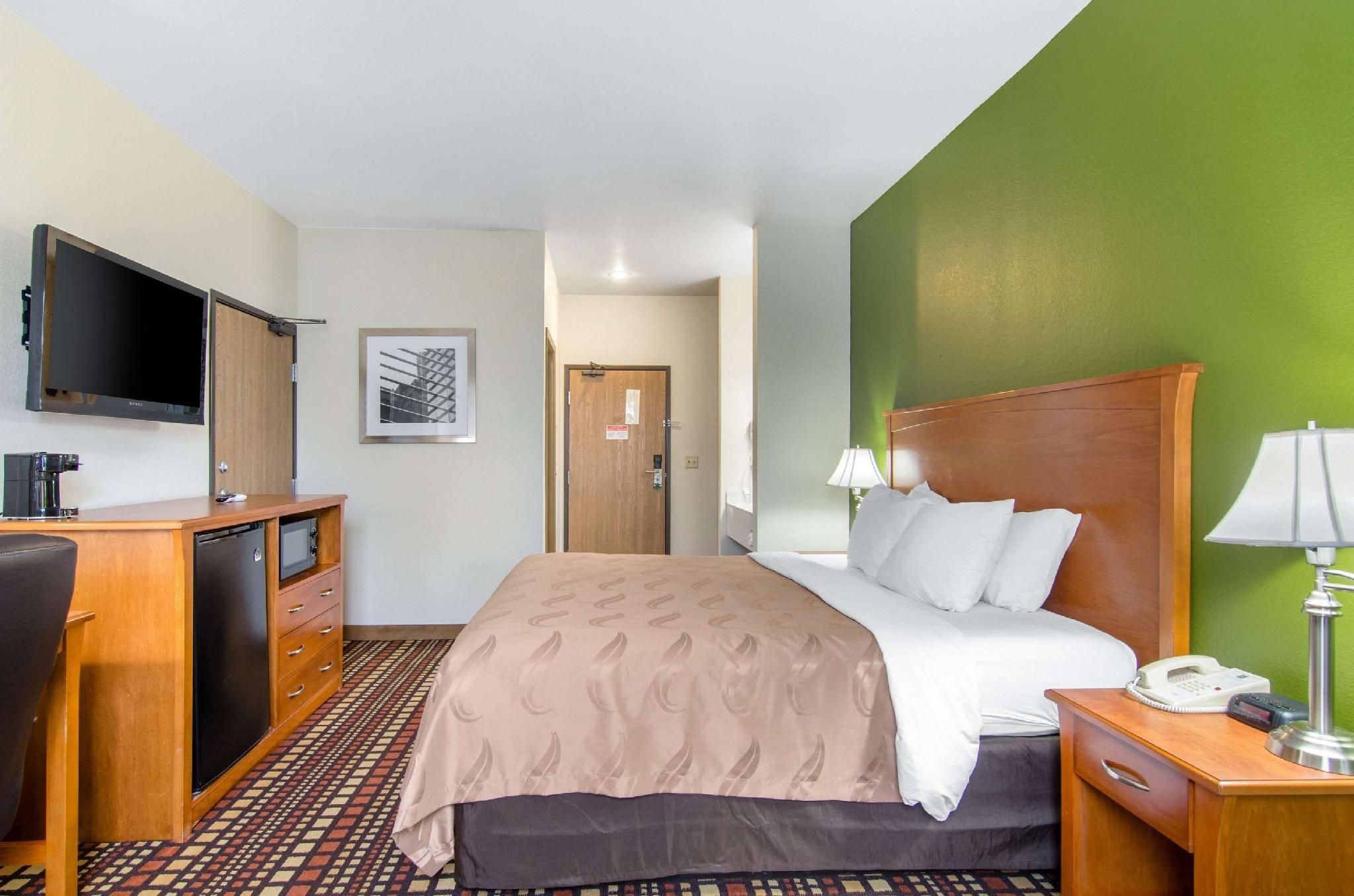 1 King Bed, Non-smoking facility, Accessible