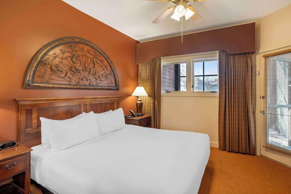 Hilton Vacation Club Bent Creek Golf Village Gatlinburg 1 Bedroom 1 King Suite W/ Hearing ACC - 3x3 Shower