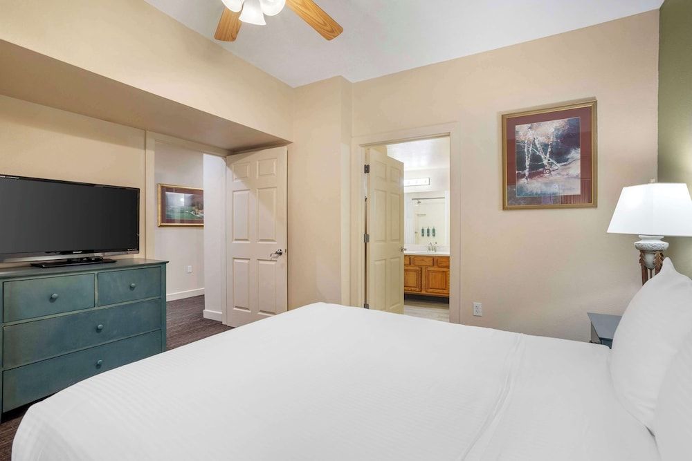 Hilton Vacation Club Bent Creek Golf Village Gatlinburg 1 Bedroom 1 King Suite W/ Hearing ACC - 3x3 Shower 2