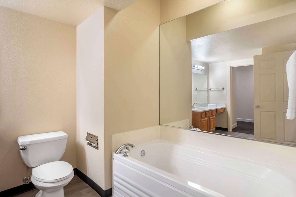 Hilton Vacation Club Bent Creek Golf Village Gatlinburg 2 Bedroom With 1 King And 1 Queen Suite W/ Sofabed 4