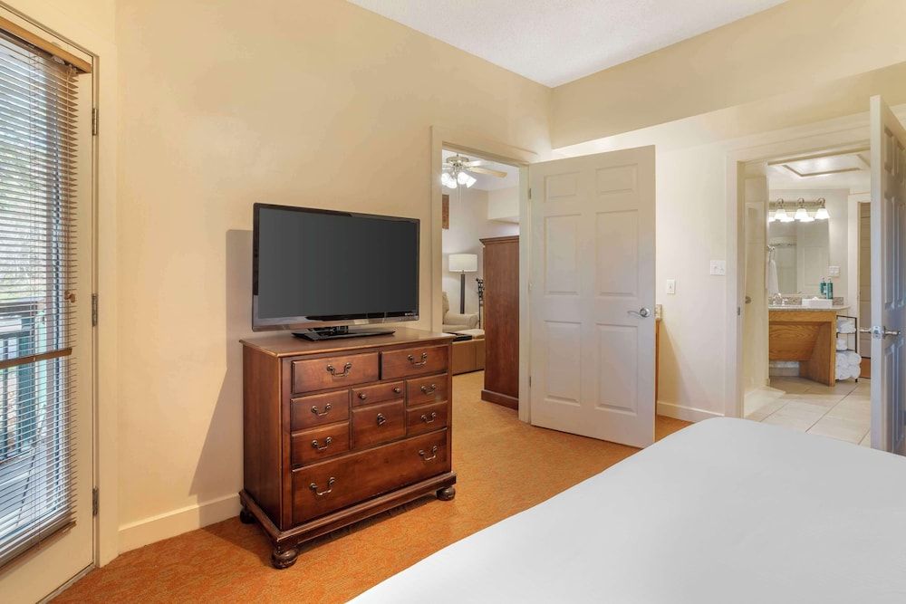 Hilton Vacation Club Bent Creek Golf Village Gatlinburg 1 Bedroom 1 King Suite W/ Hearing ACC - 3x3 Shower 5