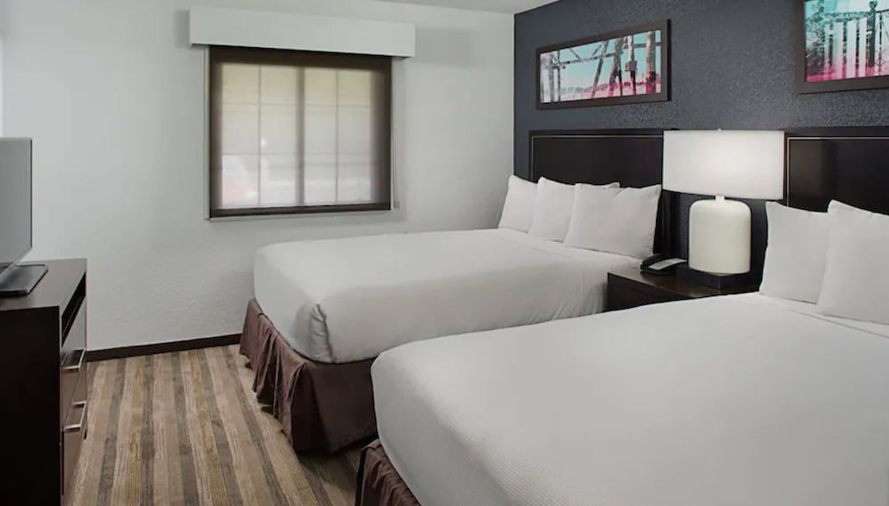 Room, 2 Bedrooms, Accessible, Bathtub (1 queenbed & 2 doubles & 1 sofabed)