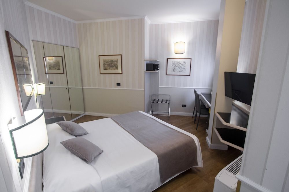 Hotel Flora Standard Double or Twin Room 7