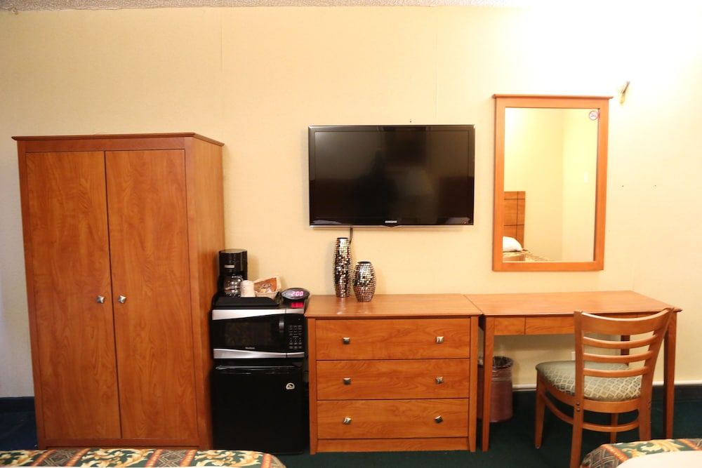 JFK Inn Room, 2 Queen Beds, Accessible 2