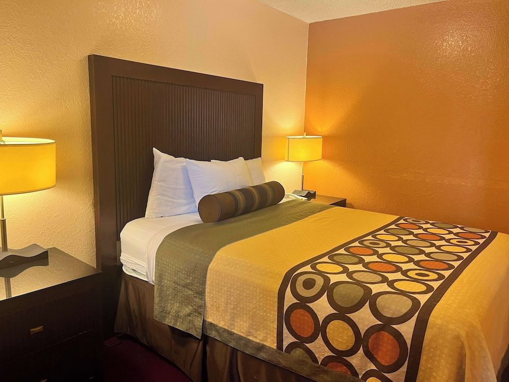 Motel 6 Deming, NM Deluxe Suite, 1 Queen Bed, Non Smoking, Refrigerator & Microwave