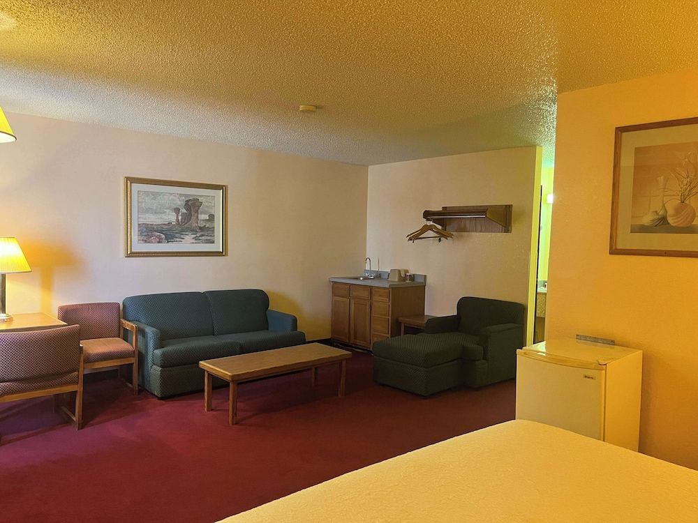 Motel 6 Deming, NM Deluxe Room, 1 King Bed, Non Smoking, Refrigerator & Microwave 11