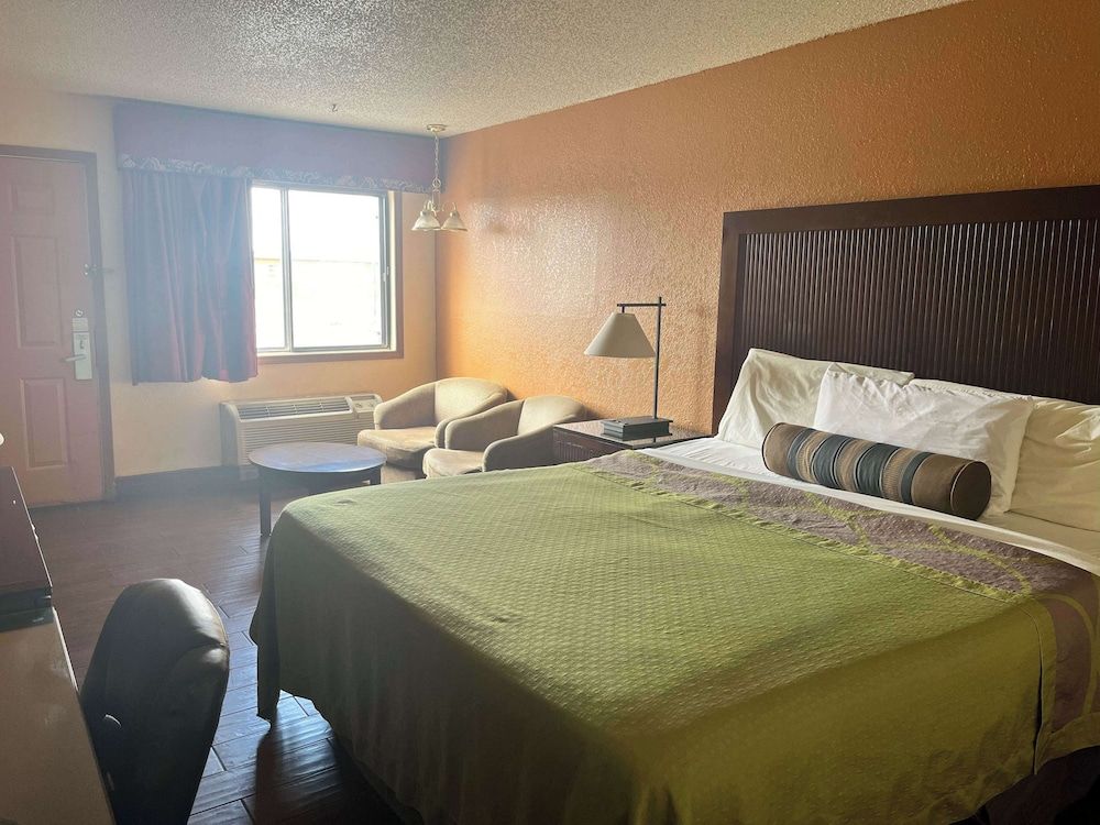 Motel 6 Deming, NM Deluxe Room, 1 King Bed, Non Smoking, Refrigerator & Microwave 7