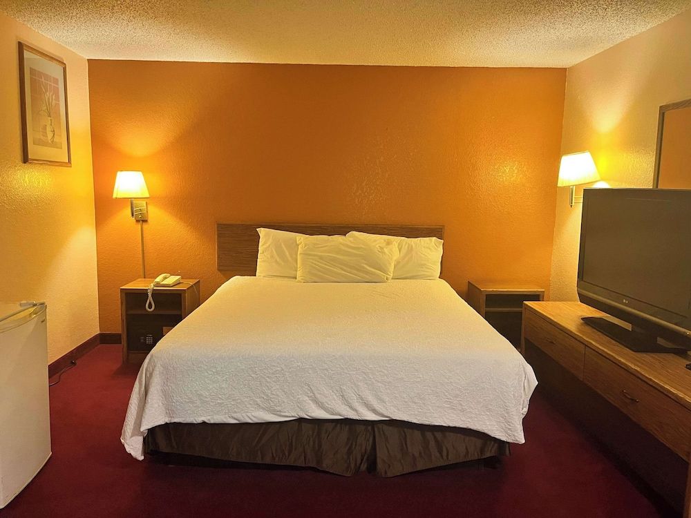 Motel 6 Deming, NM Deluxe Room, 1 King Bed, Non Smoking, Refrigerator & Microwave 5