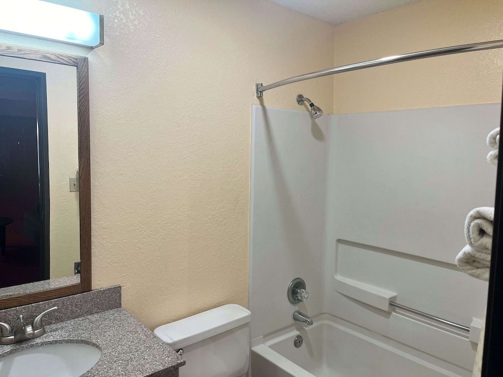 Motel 6 Deming, NM Deluxe Suite, 1 Queen Bed, Non Smoking, Refrigerator & Microwave 7