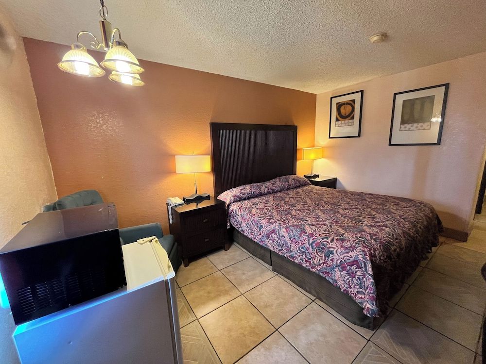 Motel 6 Deming, NM Deluxe Room, 1 King Bed, Non Smoking, Refrigerator & Microwave