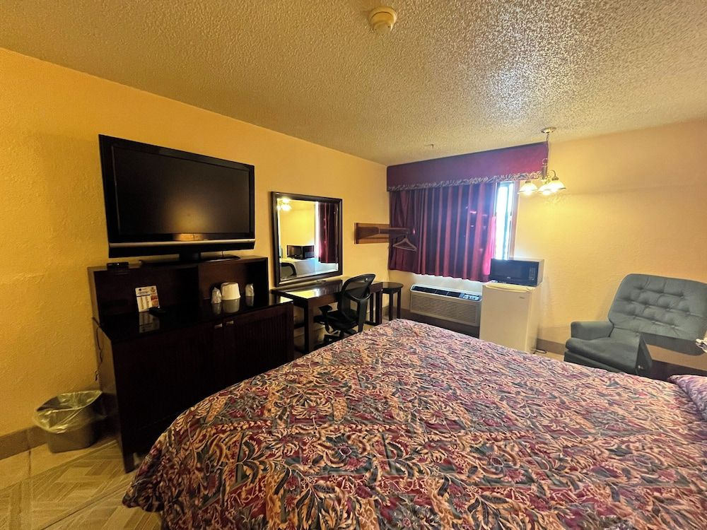 Motel 6 Deming, NM Deluxe Room, 1 King Bed, Non Smoking, Refrigerator & Microwave 2