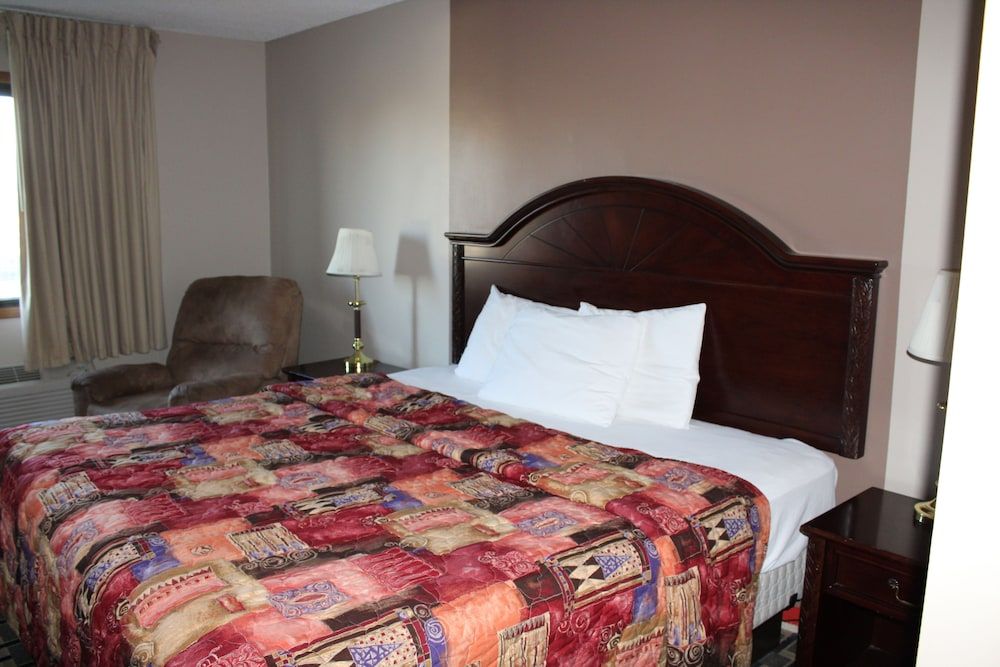 Coratel Inn and Suites Maple Grove Standard Room, 1 King Bed, Non Smoking 9