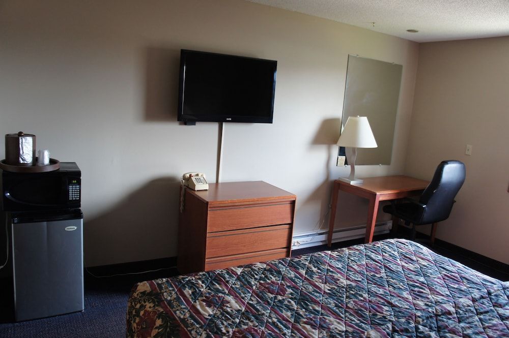 Coratel Inn and Suites Maple Grove Standard Room, 1 King Bed, Non Smoking 16
