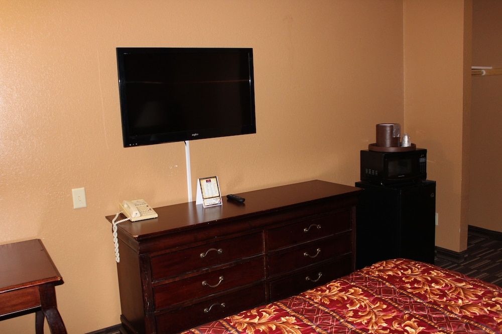 Coratel Inn and Suites Maple Grove Standard Room, 1 King Bed, Non Smoking 17
