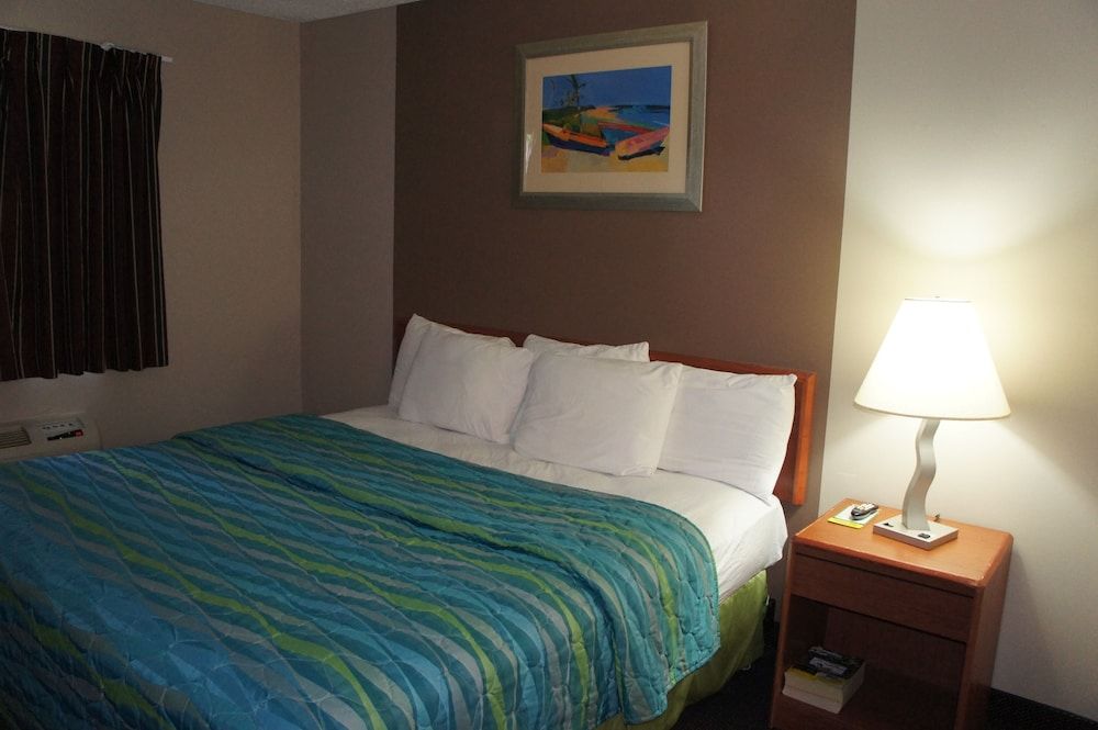 Coratel Inn and Suites Maple Grove Standard Room, 1 King Bed, Non Smoking 8