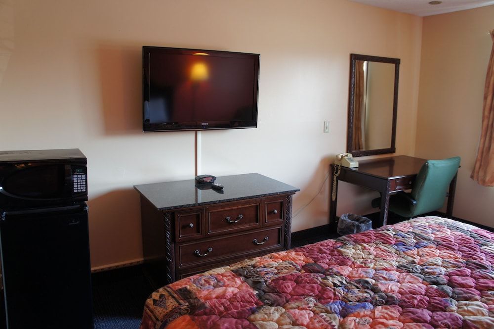 Coratel Inn and Suites Maple Grove Standard Room, 1 King Bed, Non Smoking 15
