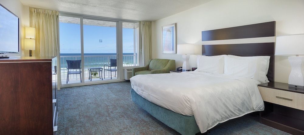 Room, 1 Queen Bed, Roll-in Shower, Non Smoking (Comm, Roll-In Shower, Pool View)