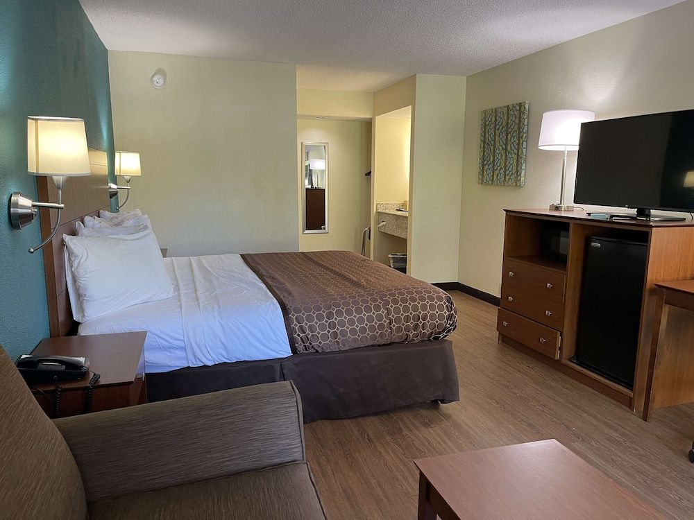 Standard Room, 1 King Bed, Smoking, Refrigerator & Microwave