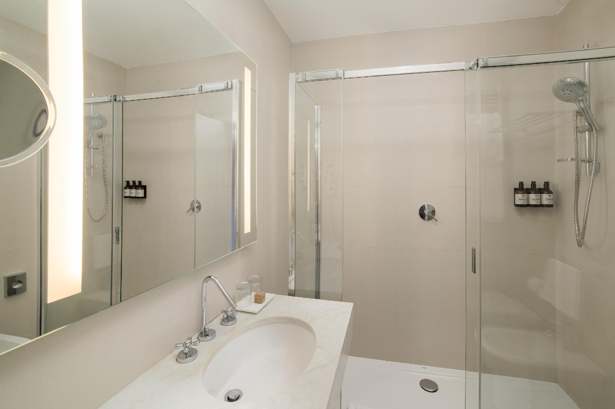 NH Genova Centro Family connecting (2 adults + 2 children) 3