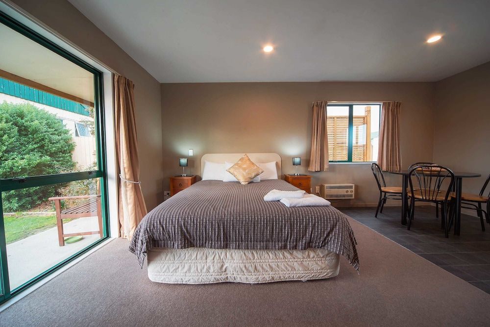 Coronation Park 1 Bedroom Cedar Units