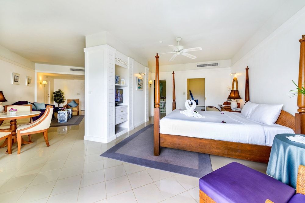 Andaman Seaview Hotel Deluxe Room, Bathtub, Pool View 4