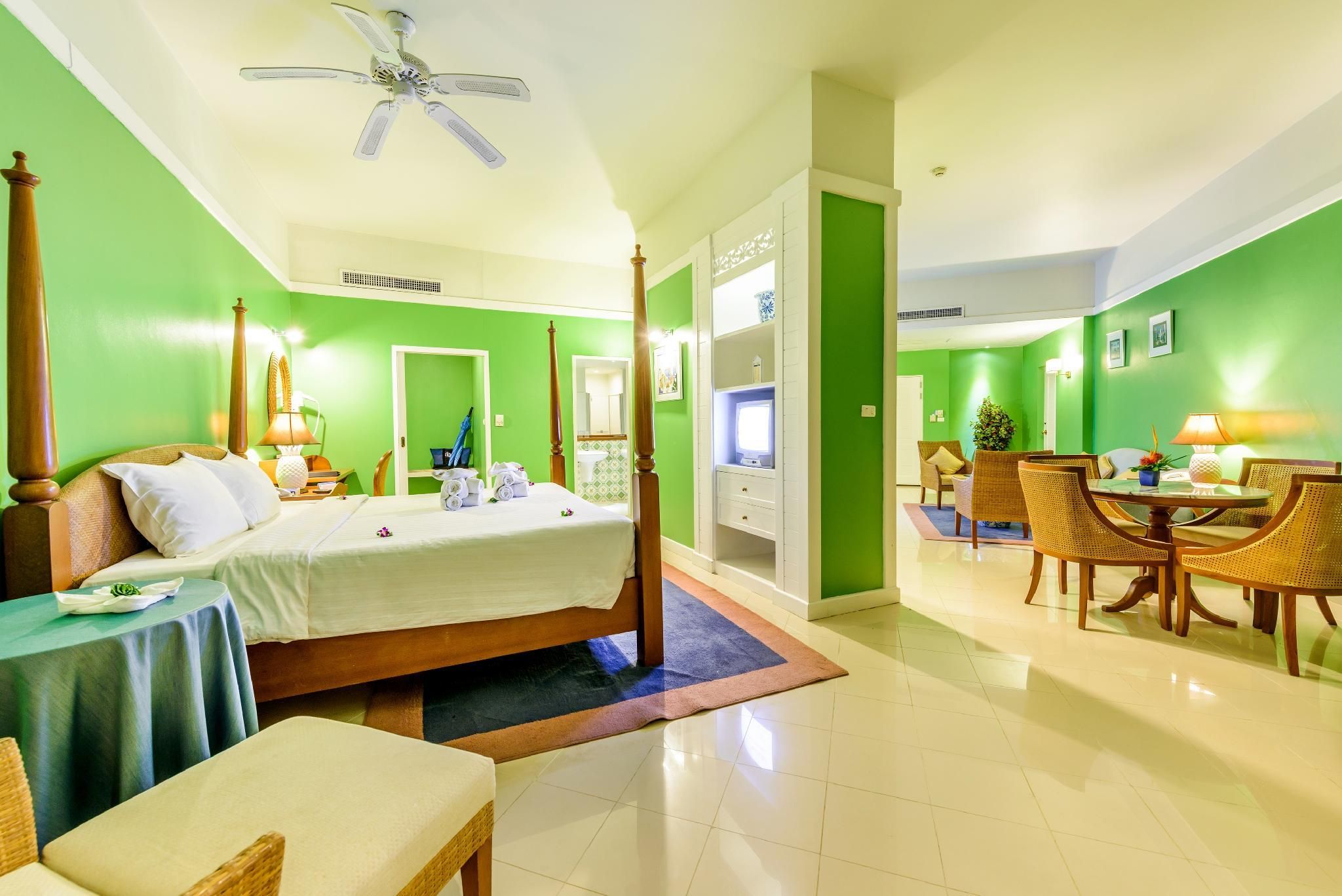 Deluxe Pool Access Room