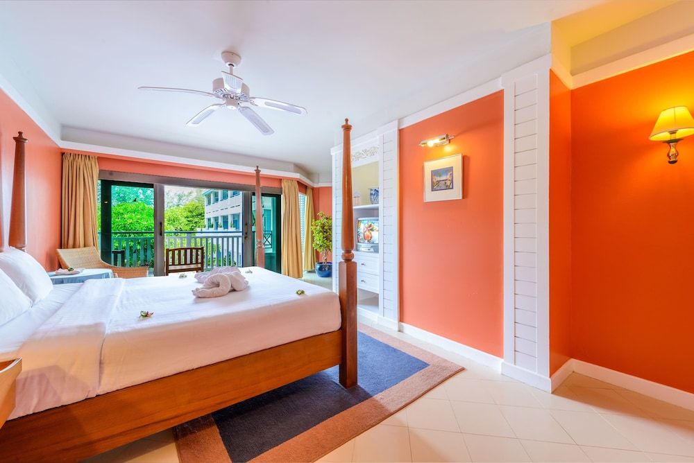 Andaman Seaview Hotel Deluxe Room, Bathtub, Pool View 5
