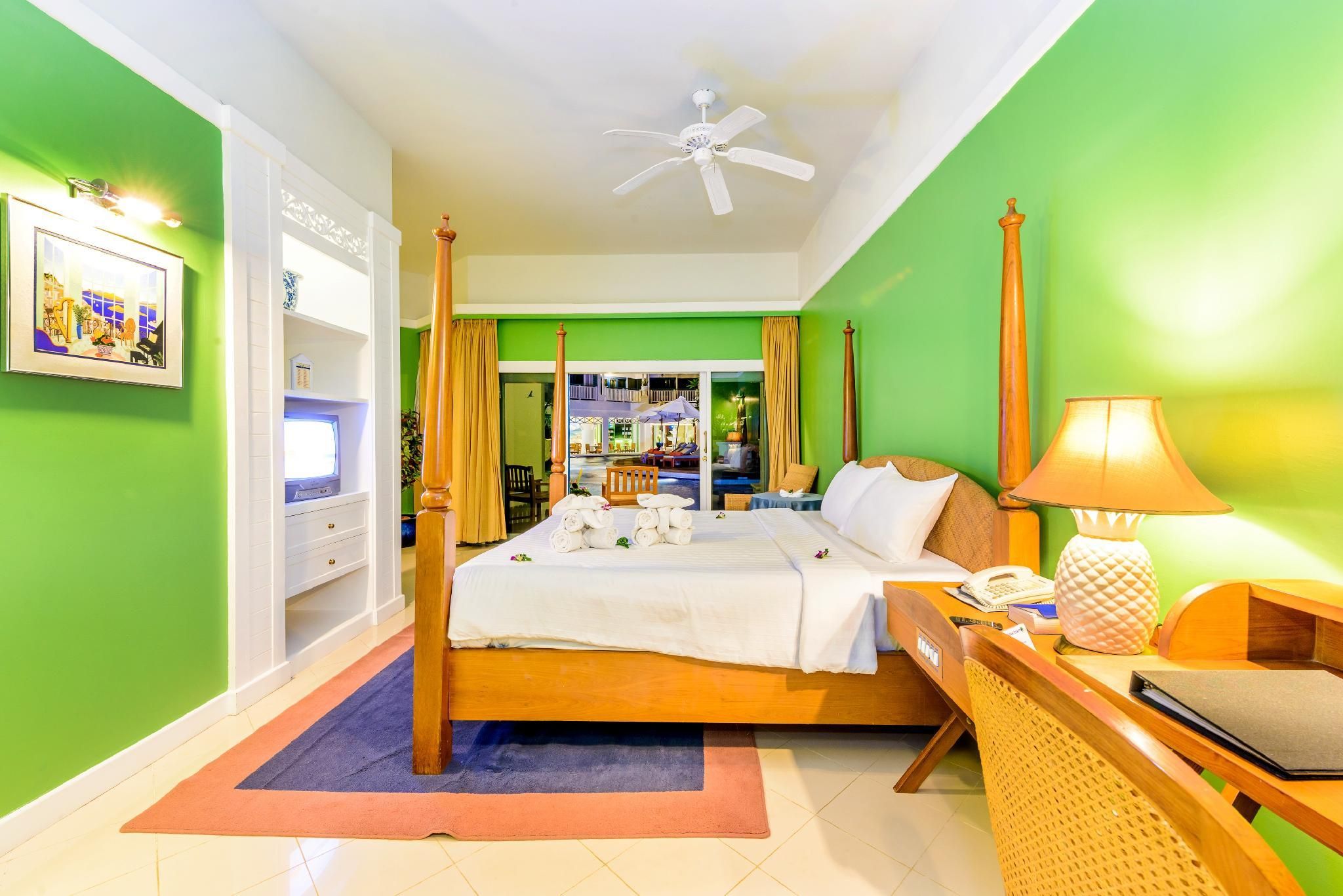 Deluxe Pool Access Room