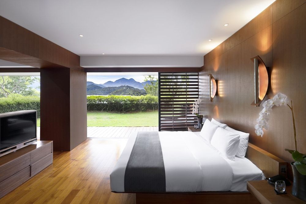 Suite, Bathtub, Courtyard View, 1F