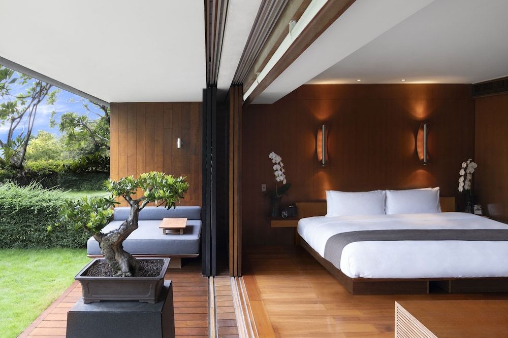 Suite, Bathtub, Courtyard View, 1F