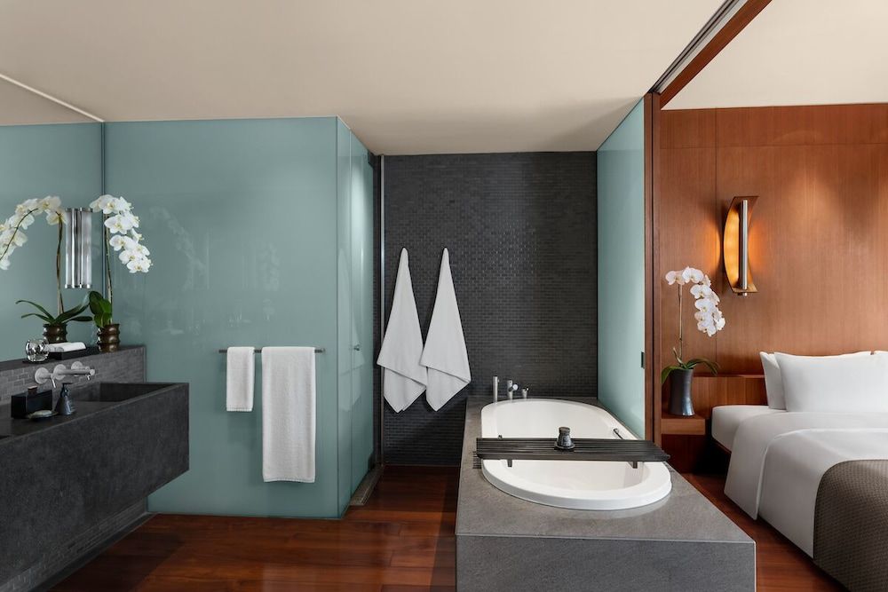 Superior Suite, Bathtub, Lake View, 5F-7F