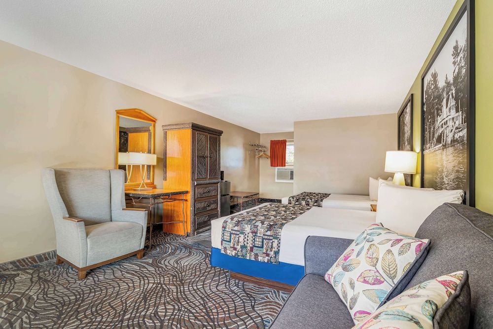 Standard Room, 2 Queen Beds, Non Smoking, Poolside