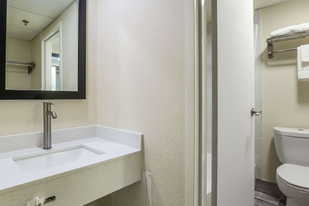 Quality Inn Standard Room, 1 King Bed, Non Smoking 4