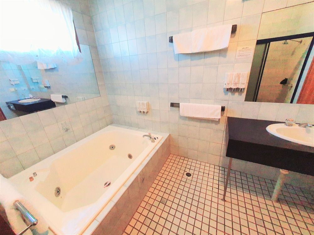 Golden Grain Motor Inn Queen Spa + Lounge Room 3
