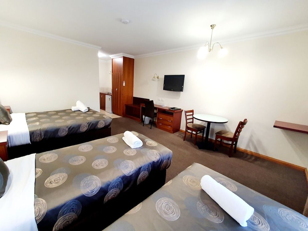 Golden Grain Motor Inn Deluxe Family Room 2