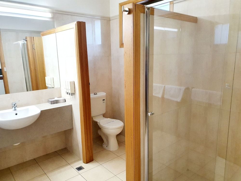 Golden Grain Motor Inn Deluxe Family Room 4