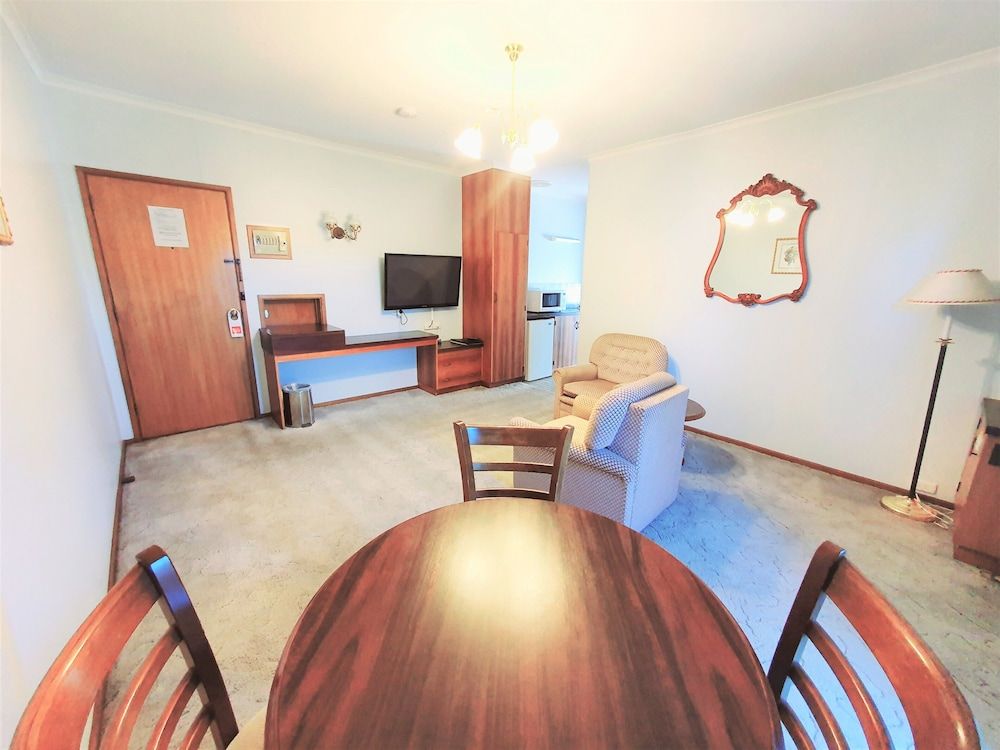 Golden Grain Motor Inn Queen Spa + Lounge Room 4