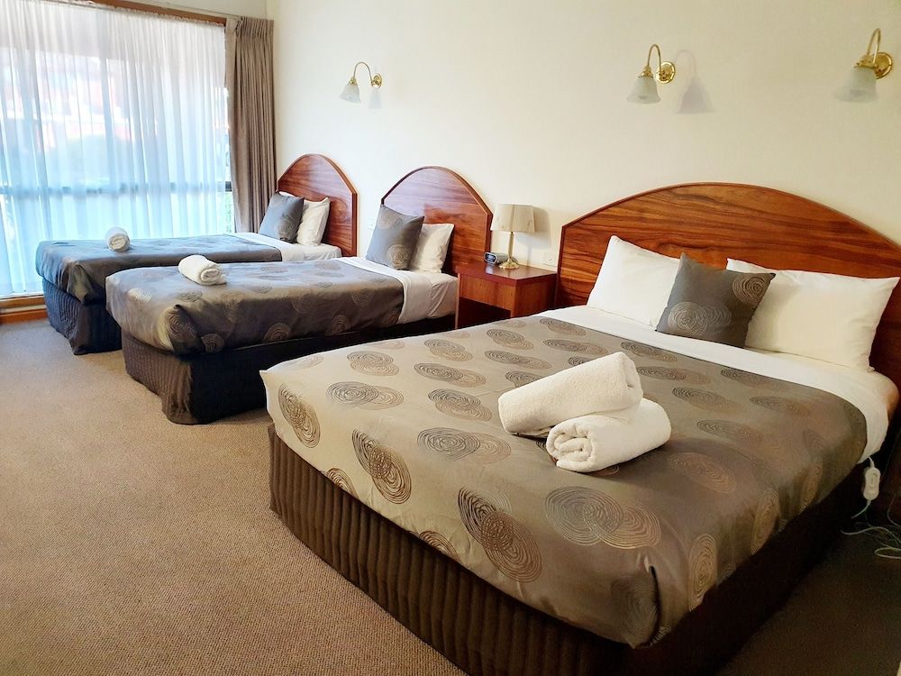 Golden Grain Motor Inn Deluxe Family Room